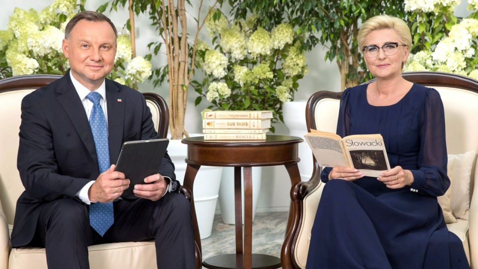 Jak co roku Narodowe Czytanie zainauguruje w warszawskim Ogrodzie Saskim para prezydencka. źródło: https://www.prezydent.pl/aktualnosci/wydarzenia/art,1922,narodowe-czytanie-2020-juz-w-najblizsza-sobote.html/Fot. Grzegorz Jakubowski