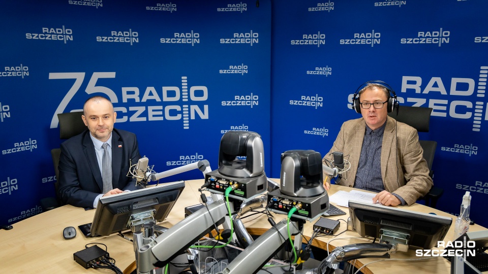 Rozmowa pod krawatem. Minister Paweł Mucha i red. Przemysław Szymańczyk. Fot. Robert Stachnik [Radio Szczecin]