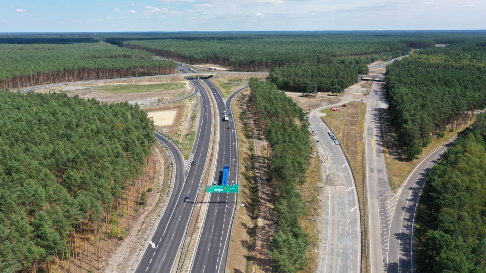 Na nowych drogach i węzłach warto uważnie patrzeć na znaki. Fot. GDDKiA