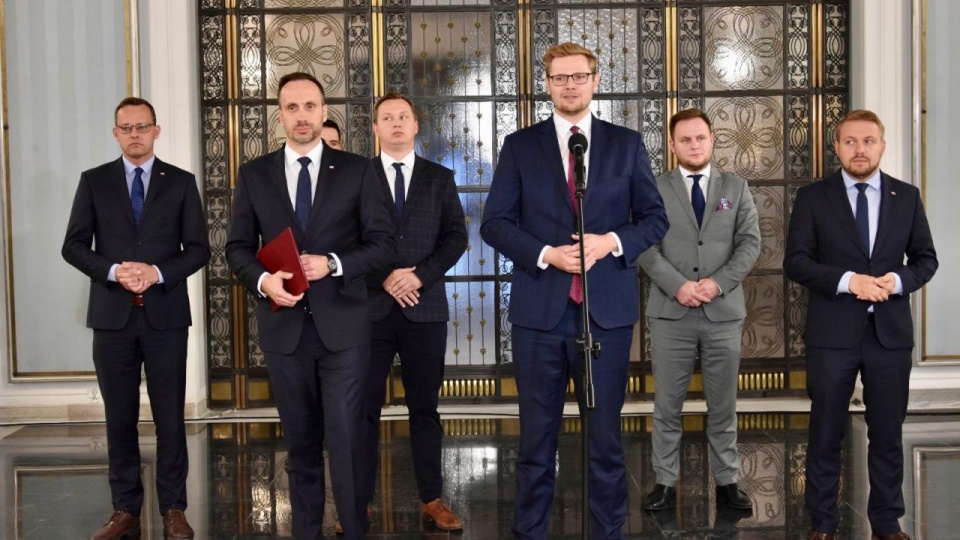 Politycy Solidarnej Polski składają w Sejmie projekt uchwały dotyczący budowy gazociągu Nord Stream 2. Fot. twitter.com/GzowskiMichal
