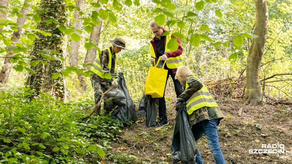 W sobotę w ramach akcji "Sprzątanie świata" ponad setka pracowników Grupy Azoty sprzątała las w Policach. Fot. Robert Stachnik [Radio Szczecin]