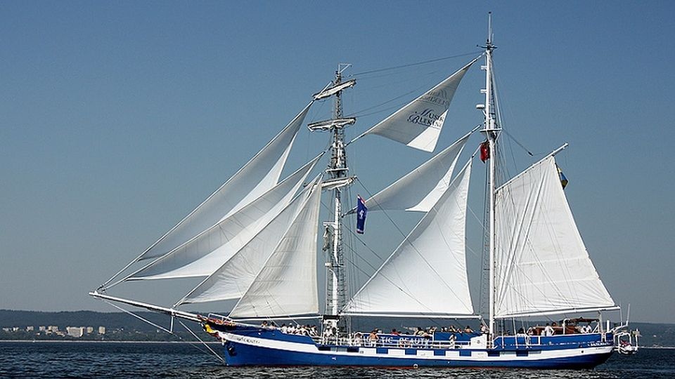 Pod pokładem Baltic Beauty znajdują się m.in. trzy łazienki oraz sauna. źródło: https://www.balticsail.pl/baltic-beauty/