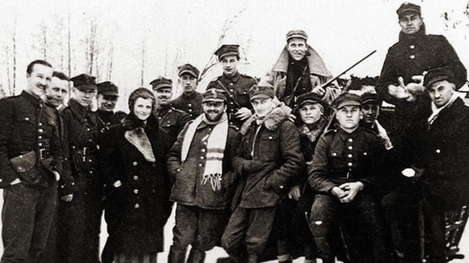 Major Hubal wraz z żołnierzami. źródło: https://pl.wikipedia.org/wiki/Henryk_Dobrza%C5%84ski