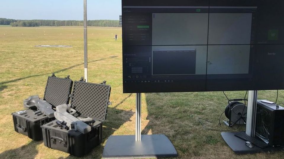 Jeżeli testy wypadną pozytywnie "Jastrząb" pozostanie w porcie na stałe. źródło: http://www.port.szczecin.pl/pl/aktualnosci/antydronowy-jastrzab-juz-wkrotce-w-portach-szczecin-swinoujscie/#