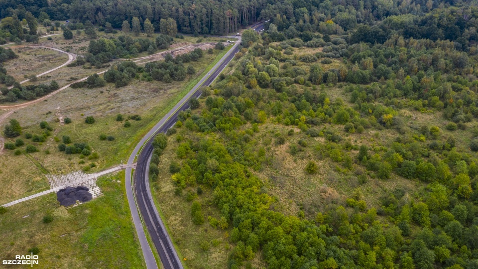 Rozpoczęła się przebudowa drogi powiatowej pomiędzy podszczecińską Dobrą a Wołczkowem. Fot. Wojciech Ochrymiuk [Radio Szczecin]