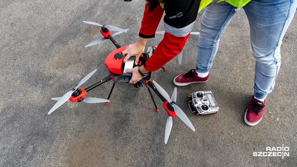 W przyszłym sezonie dron zostanie doposażony w kamerę termowizyjną, która pozwoli prowadzić poszukiwania w każdych warunkach. Fot. Robert Stachnik [Radio Szczecin]