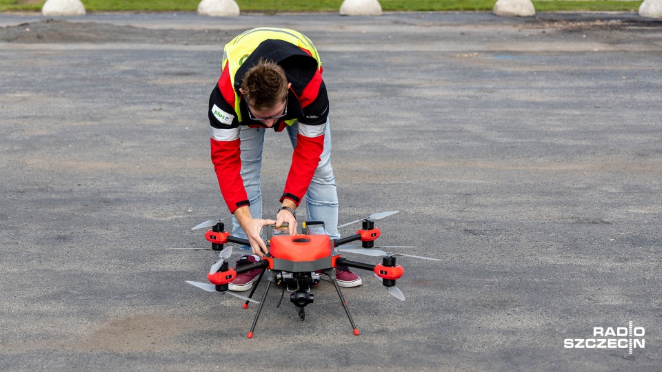 W przyszłym sezonie dron zostanie doposażony w kamerę termowizyjną, która pozwoli prowadzić poszukiwania w każdych warunkach. Fot. Robert Stachnik [Radio Szczecin]