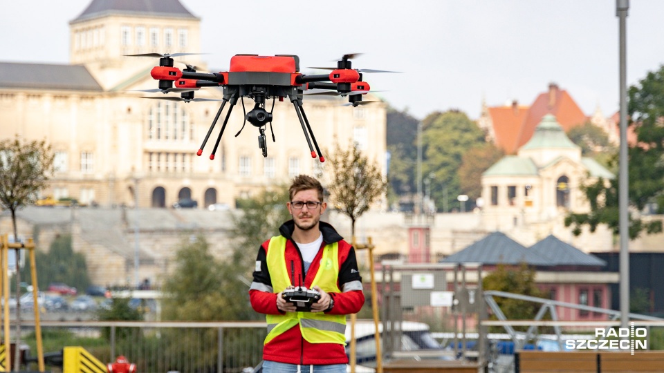 W przyszłym sezonie dron zostanie doposażony w kamerę termowizyjną, która pozwoli prowadzić poszukiwania w każdych warunkach. Fot. Robert Stachnik [Radio Szczecin]