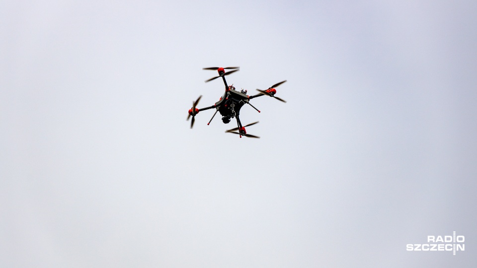 W przyszłym sezonie dron zostanie doposażony w kamerę termowizyjną, która pozwoli prowadzić poszukiwania w każdych warunkach. Fot. Robert Stachnik [Radio Szczecin]