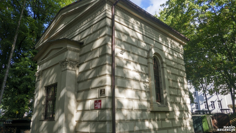 Do pomocy przy sprzątaniu cmentarzy stowarzyszenie zaprasza wszystkich chętnych - w tę niedzielę porządkowany będzie ten w Kluczu przy ulicy Bielańskiej. Fot. Maciej Papke [Radio Szczecin]