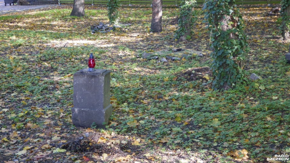 Do pomocy przy sprzątaniu cmentarzy stowarzyszenie zaprasza wszystkich chętnych - w tę niedzielę porządkowany będzie ten w Kluczu przy ulicy Bielańskiej. Fot. Maciej Papke [Radio Szczecin]