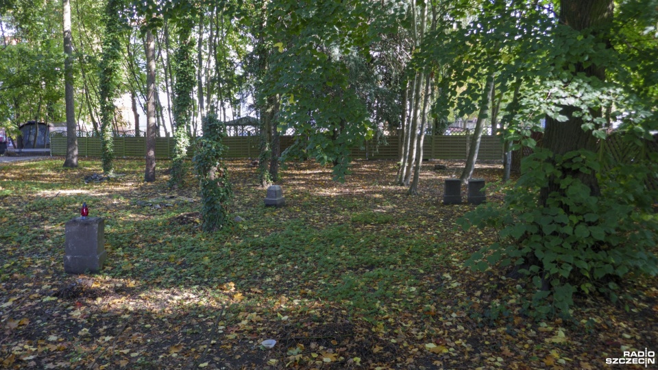 Do pomocy przy sprzątaniu cmentarzy stowarzyszenie zaprasza wszystkich chętnych - w tę niedzielę porządkowany będzie ten w Kluczu przy ulicy Bielańskiej. Fot. Maciej Papke [Radio Szczecin]