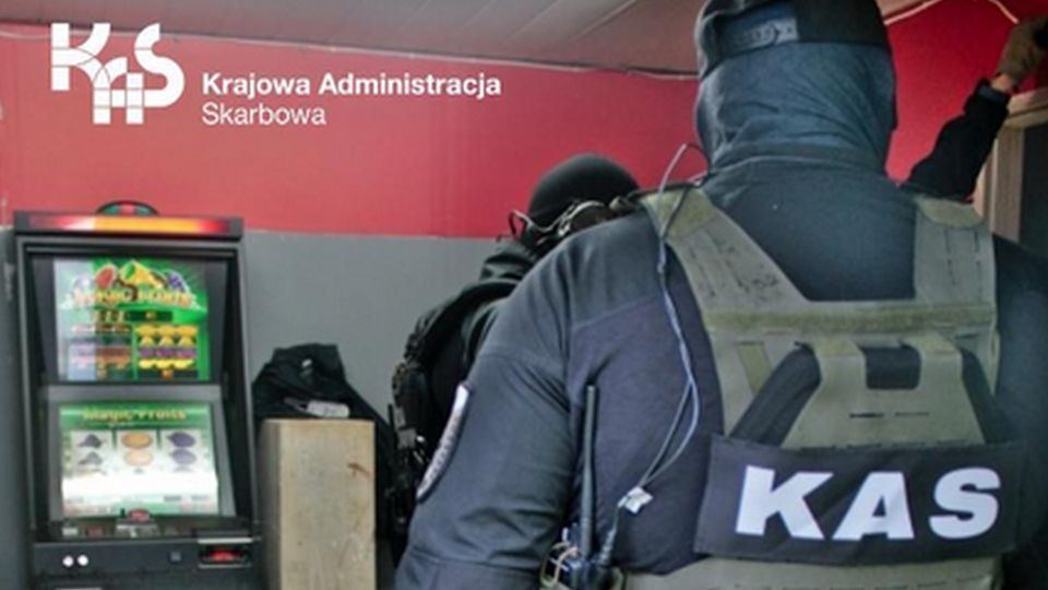 Nielegalny salon gier w Dębnie zlikwidowany. źródło: https://www.zachodniopomorskie.kas.gov.pl/