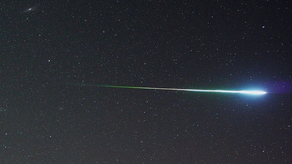 Bolid to meteor o jasności większej niż –4m, czyli jaśniejszy niż Wenus. źródło: wikipedia.org/wiki/Plik:Perseid.