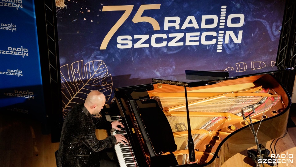 Sławomir Wilk – pianista zagrał w Radiu Szczecin podczas światowej premiery płyty zawierającej Symfonię h-moll op. 24 „Polonia” Ignacego Jana Paderewskiego. Fot. Robert Stachnik