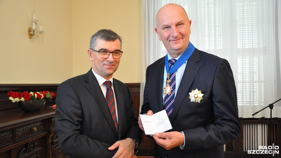 W zeszłym roku w polskiej ambasadzie w Berlinie premier Brandenburgii Dietmar Woidke został uhonorowany za zasługi w rozwijaniu niemiecko-polskiej współpracy. Odebrał Wielki Krzyż Komandorski Orderu Zasługi Rzeczypospolitej Polskiej. Na zdjęciu z ambasadorem Polski w Niemczech Andrzejem Przyłębskim. Fot. Waldemar Maszewski [Radio Szczecin]