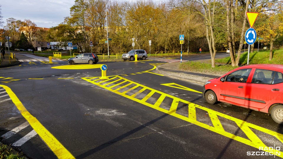 Rondo powstało przy skrzyżowaniu z ulicą Wiosny Ludów, ma wewnętrzną średnicę 6 metrów, jest w kolorze żółtym. Fot. Robert Stachnik [Radio Szczecin]