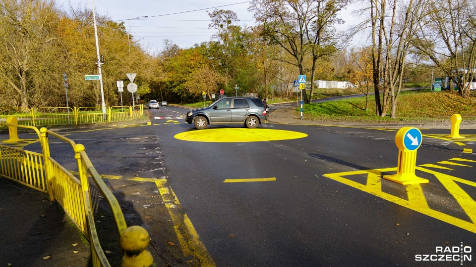 Rondo powstało przy skrzyżowaniu z ulicą Wiosny Ludów, ma wewnętrzną średnicę 6 metrów, jest w kolorze żółtym. Fot. Robert Stachnik [Radio Szczecin]