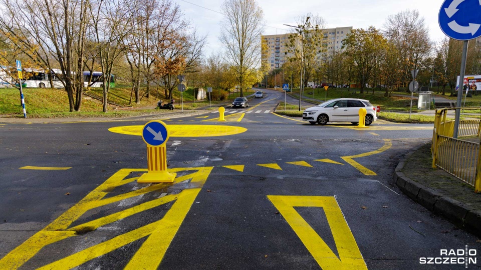 Rondo powstało przy skrzyżowaniu z ulicą Wiosny Ludów, ma wewnętrzną średnicę 6 metrów, jest w kolorze żółtym. Fot. Robert Stachnik [Radio Szczecin]