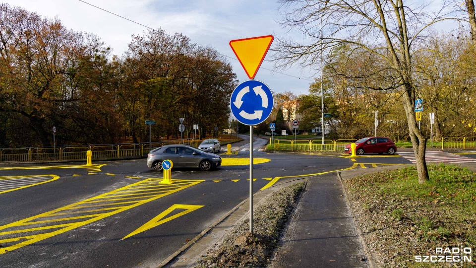 Rondo powstało przy skrzyżowaniu z ulicą Wiosny Ludów, ma wewnętrzną średnicę 6 metrów, jest w kolorze żółtym. Fot. Robert Stachnik [Radio Szczecin]