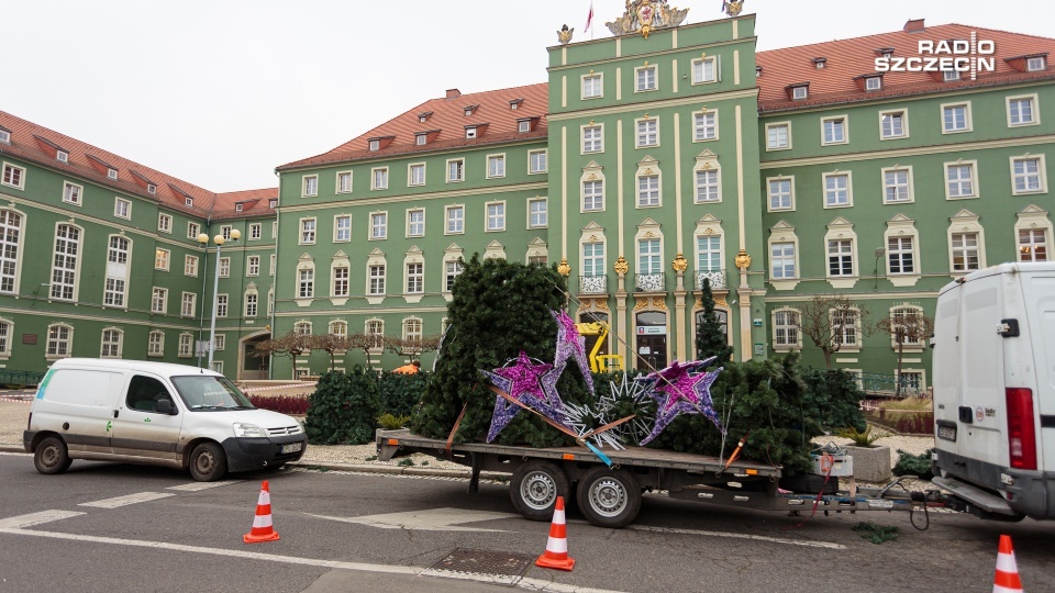 Montaż choinki przed Urzędem Miasta w Szczecinie. Fot. Mateusz Papke [Radio Szczecin]