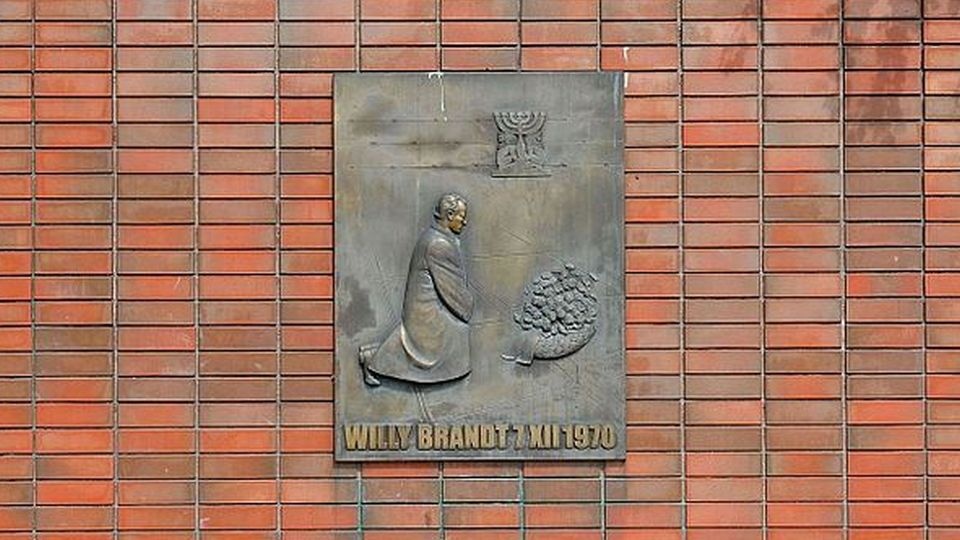 Gest Willy'ego Brandta, który ukląkł przed Pomnikiem Bohaterów Getta wykraczający poza zachowania określone protokołem stał się symbolem zainicjowanej i prowadzonej przez niego nowej polityki otwarcia RFN na kraje wschodniej Europy. źródło: https://pl.wikipedia.org/wiki/Ukl%C4%99kni%C4%99cie_Willy%E2%80%99ego_Brandta