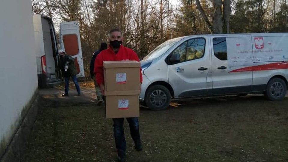 Wypchane darami samochody są już od niedzieli na Litwie. Fot. www.facebook.com/polskiewartosci