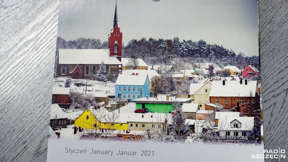 Cedyński magistrat wydał ścienny kalendarz na nowy rok. Fot. Robert Stachnik [Radio Szczecin]