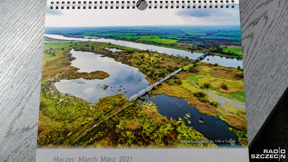 Cedyński magistrat wydał ścienny kalendarz na nowy rok. Fot. Robert Stachnik [Radio Szczecin]