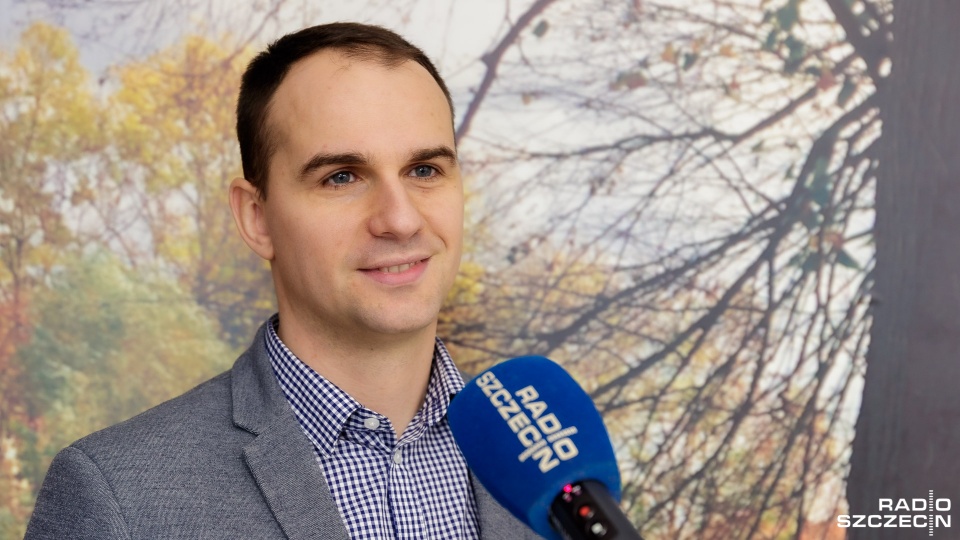 Zadanie jest sfinansowane w ramach Funduszu Sprawiedliwości - zapowiada Łukasz Podleśny, naczelnik Wydziału Inwestycji chojeńskiego magistratu. Fot. Robert Stachnik [Radio Szczecin]