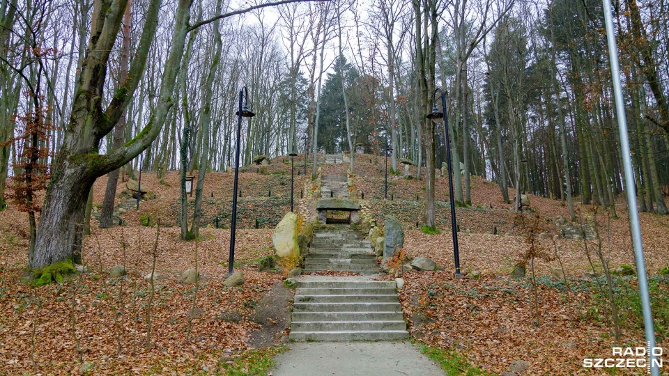Wzgórze Rolanda to kopiec usypany w czynie społecznym w latach 20. ubiegłego wieku. Miał uczcić pamięć mieszkańców miasta poległych podczas I Wojny Światowej. Fot. Robert Stachnik [Radio Szczecin]