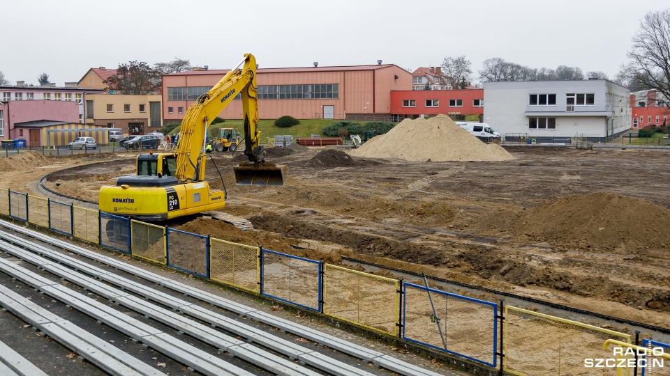 Boisko wraz z bieżnią ma być gotowe do użytku w kwietniu przyszłego roku. Fot. Robert Stachnik [Radio Szczecin]