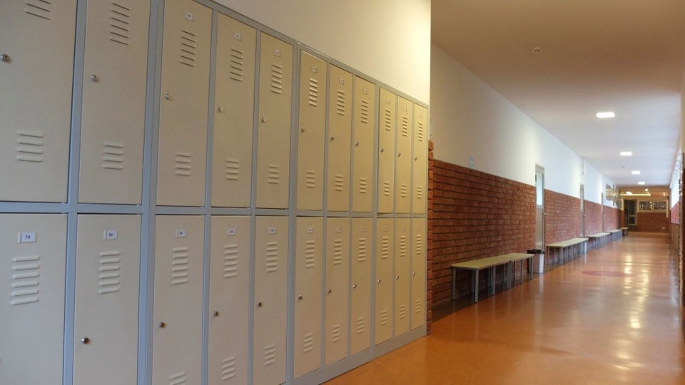 Zakończył się remont szkoły w Niechorzu. źródło: https://rewal.pl/szkola-na-miare-naszych-czasow/