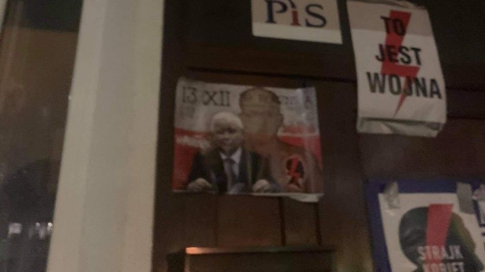 Takie same plakaty przyklejono na wejściu do siedziby Prawa i Sprawiedliwości przy ul. Mickiewicza. Fot. słuchacz Radia Szczecin
