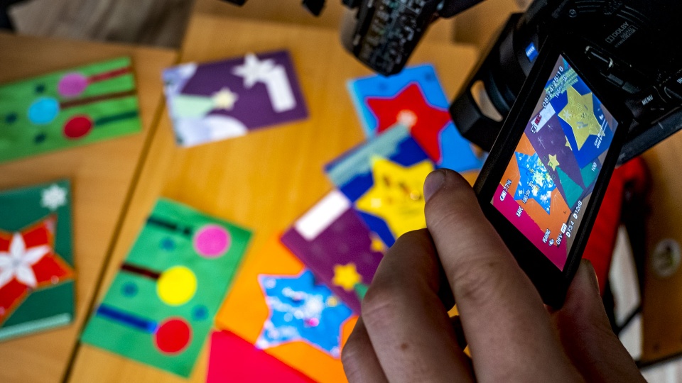 kartki świąteczne, które trafią do Sprawiedliwych Wśród Narodów Świata. Fot. Wojciech Ochrymiuk [Radio Szczecin]