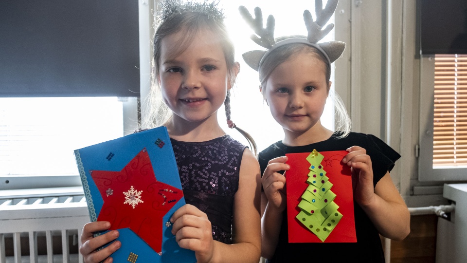 kartki świąteczne, które trafią do Sprawiedliwych Wśród Narodów Świata. Fot. Wojciech Ochrymiuk [Radio Szczecin]