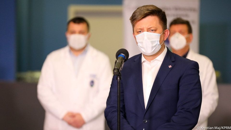 Szef Kancelarii Prezesa Rady Ministrów Michał Dworczyk poinformował, że 27 grudnia szczepionki zostaną przewiezione do 73 szpitali, które będą prowadziły pierwsze szczepienia. Fot. twitter.com/PremierRP/Krystian Maj/KPRM