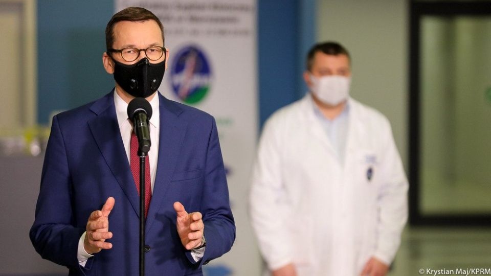 Premier Mateusz Morawiecki powiedział, że im szybciej zwalczymy koronawirusa, tym szybciej będziemy mogli wrócić do normalności. Fot. twitter.com/PremierRP/Krystian Maj/KPRM