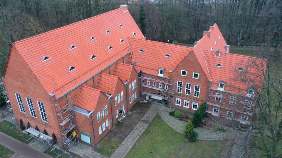 źródło: https://slawno.pl/wiadomosci/18178/zakonczono-remont-dachu-slawienskiego-domu-kultury.