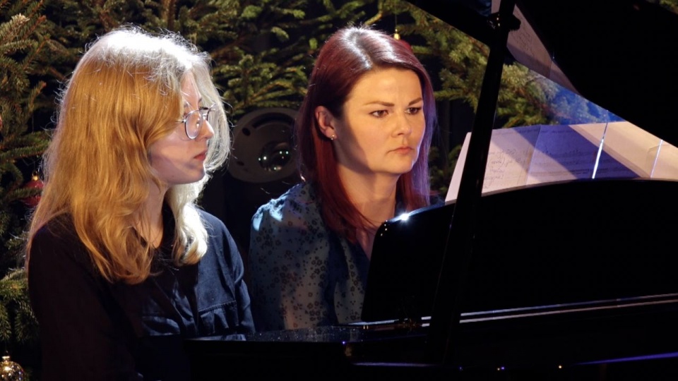 Pianistki Anika Opas (od lewej) i Gabriela Malina (instruktorka PTOK). Fot. GOKSiR Przecław