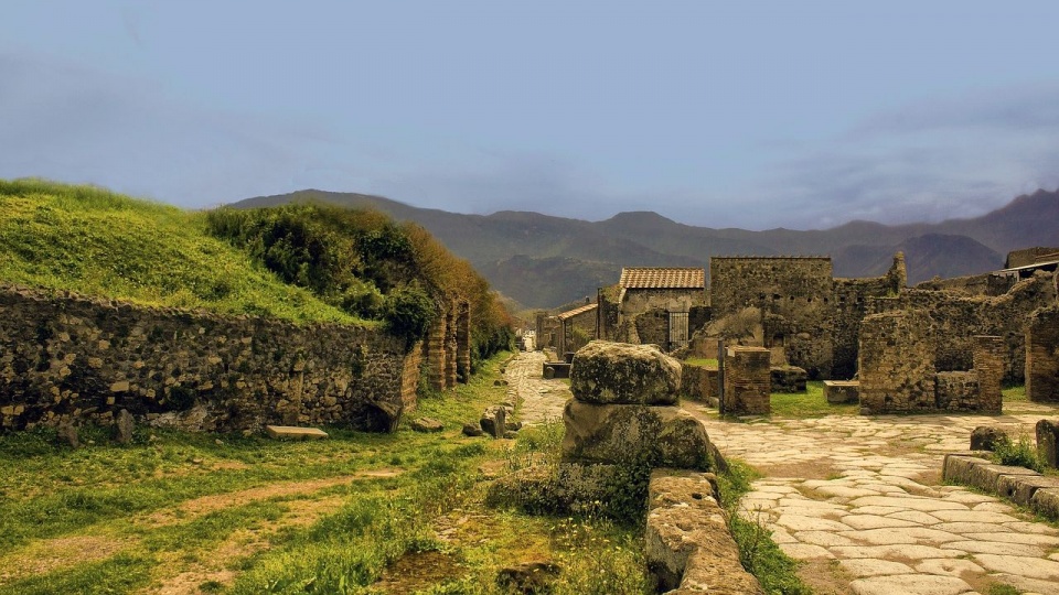 Pompeje to miasto w regionie dzisiejszej Kampanii we Włoszech, zniszczone w czasach cesarstwa rzymskiego przez erupcję wulkanu Wezuwiusz. Fot. pixabay.com / bilaleldaou (CC0 domena publiczna)