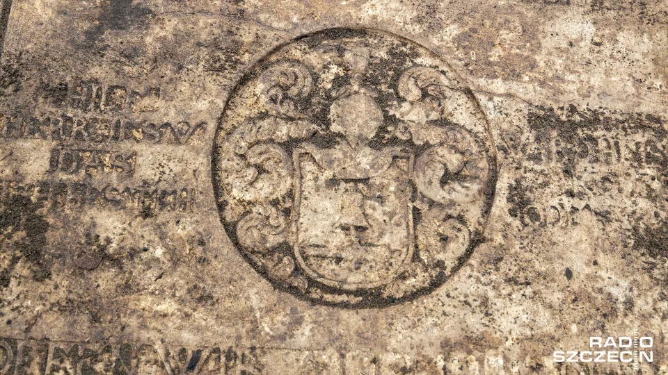 Marek Łuczak z ekipą wolontariuszy znalazł XVII-wieczną płytę nagrobną znanego szczecińskiego ludwisarza. Fot. Robert Stachnik [Radio Szczecin]