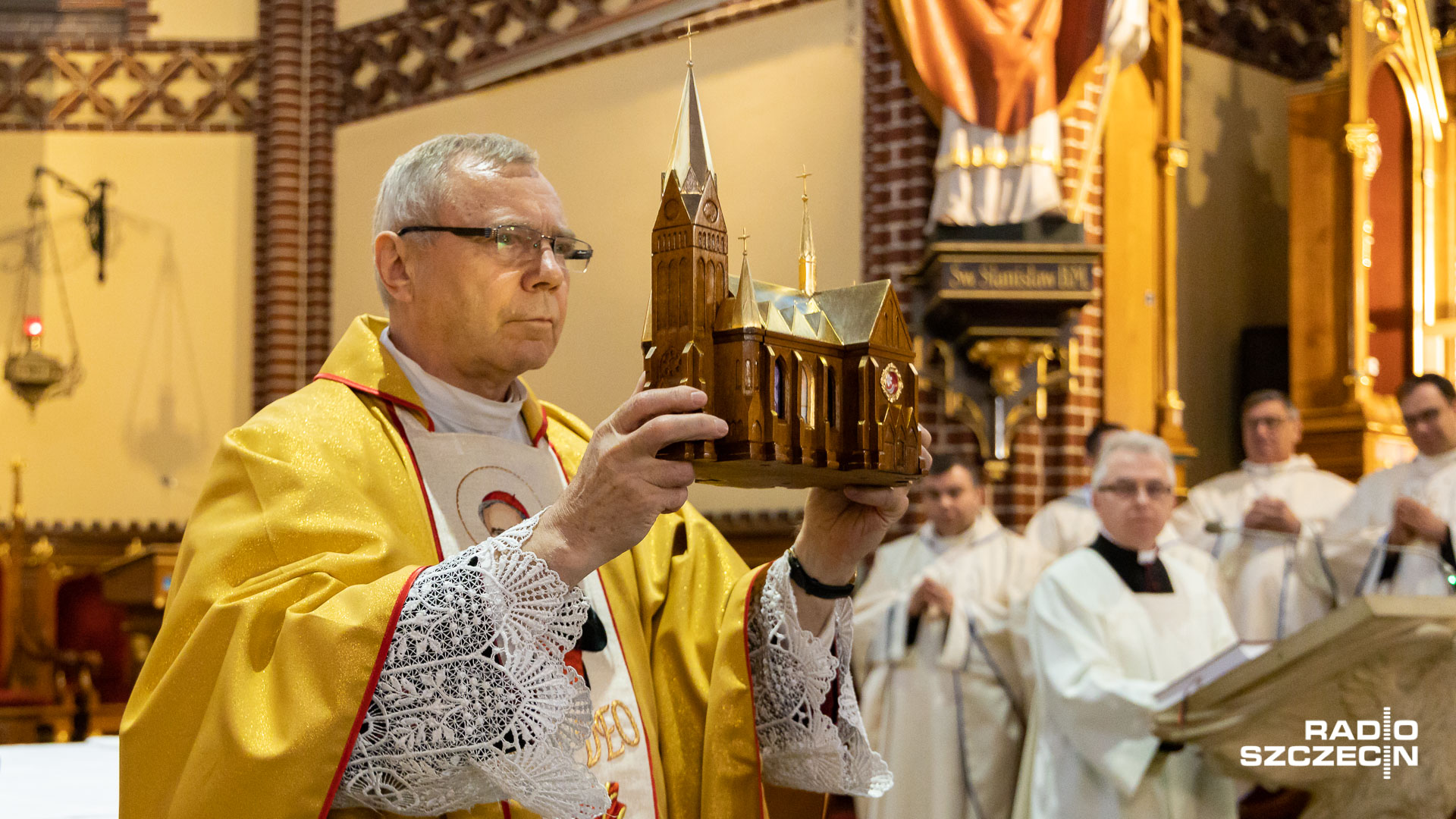 Podczas nabożeństwa zostały wprowadzone relikwie błogosławionego kardynała Stefana Wyszyńskiego. Fot. Robert Stachnik [Radio Szczecin]