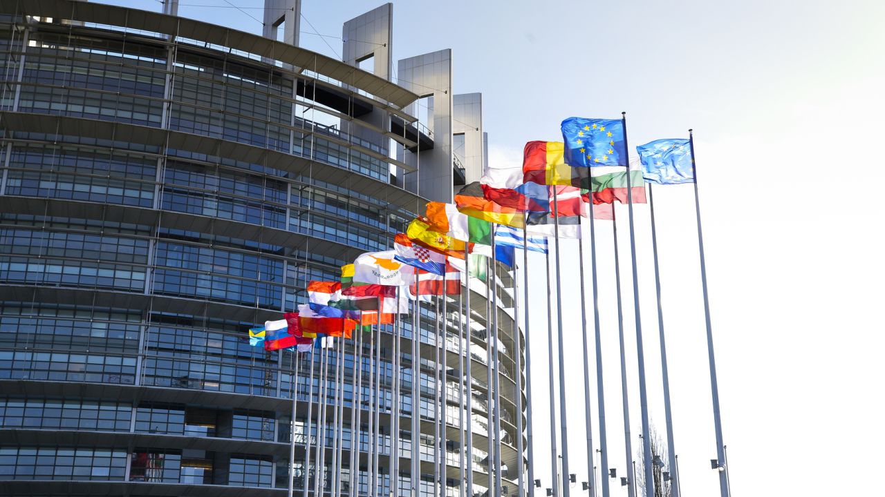 Centralizacja Unii Europejskiej, osłabienie państw członkowskich i eliminacja zasady jednomyślności w głosowaniu w Radzie UE w 65. obszarach oraz przeniesienie kompetencji z poziomu państw członkowskich na poziom unijny w 10 kluczowych dziedzinach - takie, między innymi, zmiany proponowane są w Traktacie Unii Europejskiej oraz Traktacie o Funkcjonowaniu Unii Europejskiej.