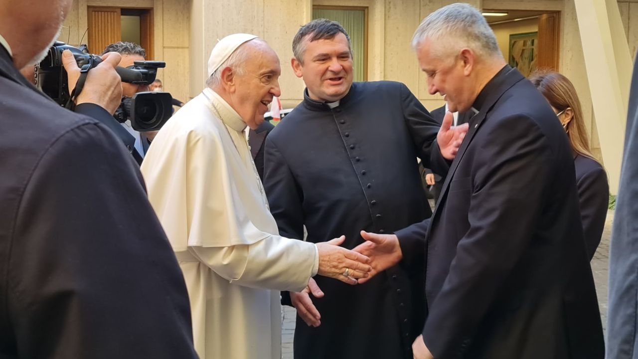 Ks. Tomasz Kancelarczyk spotkał się w Watykanie z papieżem Franciszkiem. Fot. www.facebook.com/BractwoMalychStopek