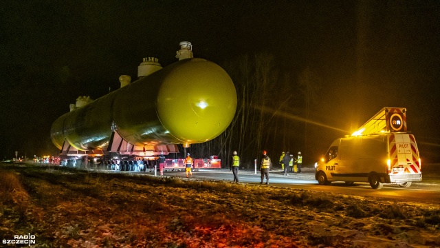 Fot. Wojciech Ochrymiuk [Radio Szczecin] ,,Wielkie cygaro" trafiło na swoje miejsce. Nocny transport olbrzymiej cysterny [WIDEO, ZDJĘCIA]