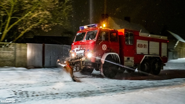 Fot. Wojciech Ochrymiuk [Radio Szczecin] Strażacy z Krzywina walczą... ze śniegiem na ulicach [WIDEO, ZDJĘCIA]