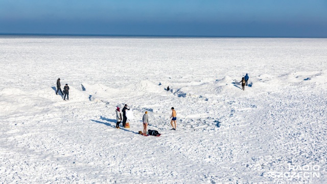 Fot. Robert Stachnik [Radio Szczecin] Spacer po Bałtyku? Plaża w Międzyzdrojach zmieniła się w krainę lodu [ZDJĘCIA]