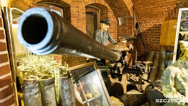 Fot. Robert Stachnik [Radio Szczecin] Bezcenne bruliony o armatach trafiły do Muzeum Obrony Wybrzeża [WIDEO, ZDJĘCIA]