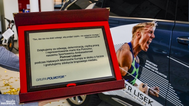 Fot. Wojciech Ochrymiuk [Radio Szczecin] Piotr Lisek powitany z medalem [WIDEO, ZDJĘCIA]